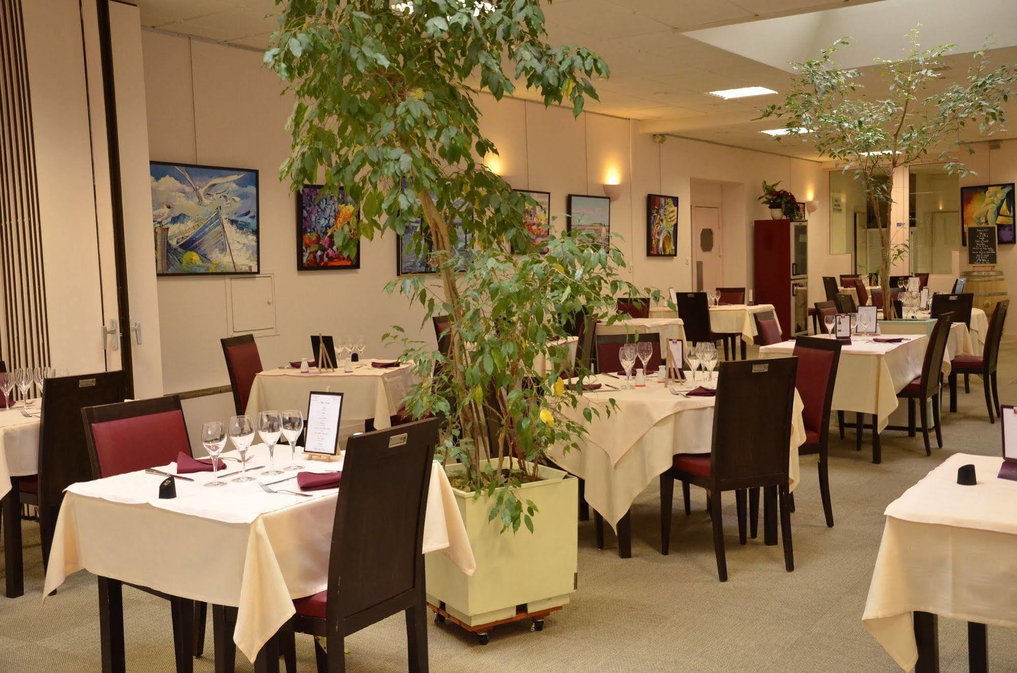 Logis Hotel Noemys Brive - Restaurant Le Teinchurier Buitenkant foto