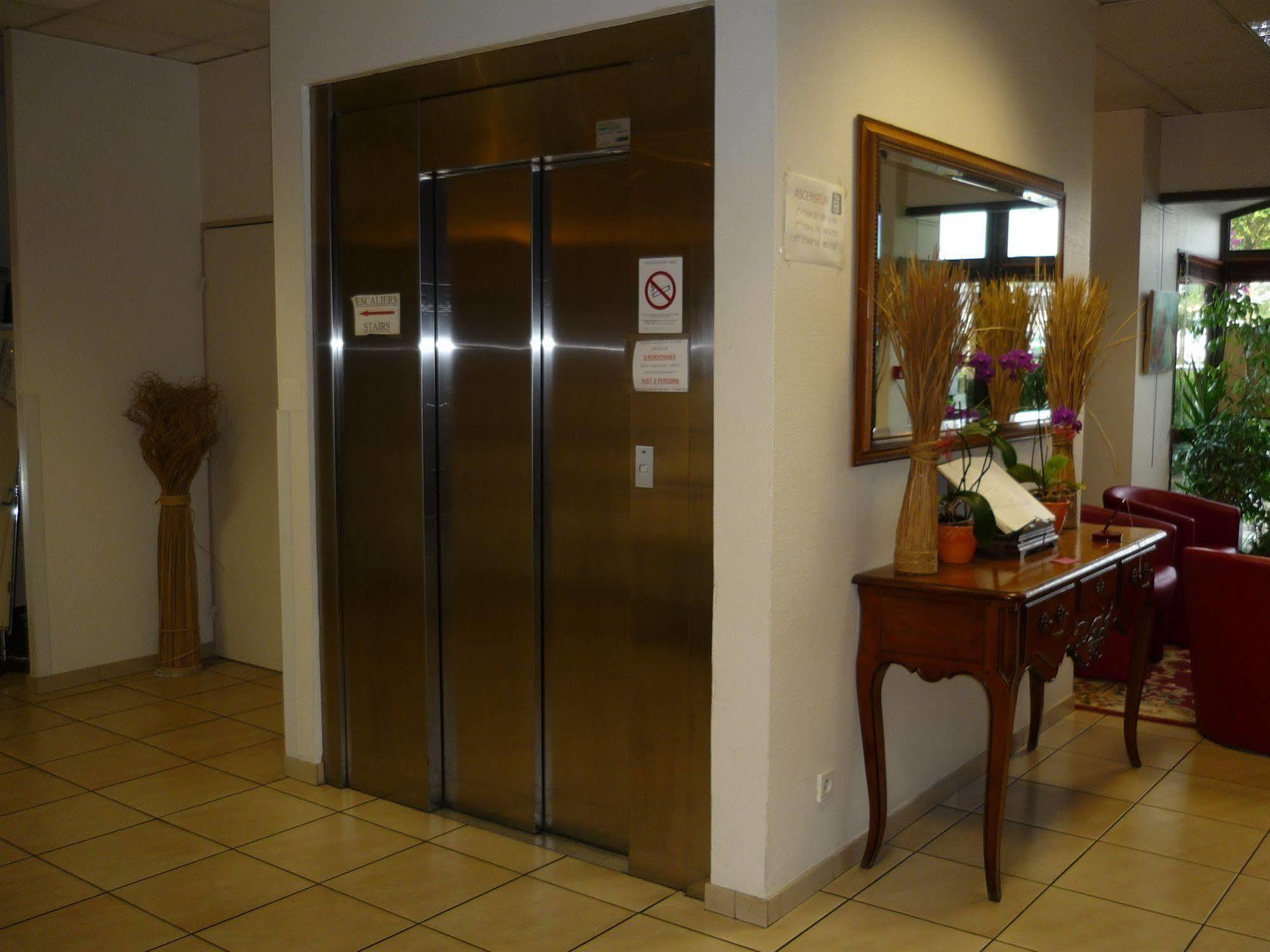 Logis Hotel Noemys Brive - Restaurant Le Teinchurier Buitenkant foto